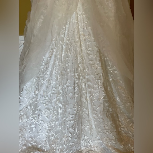 Wedding gown - Picture 3 of 9